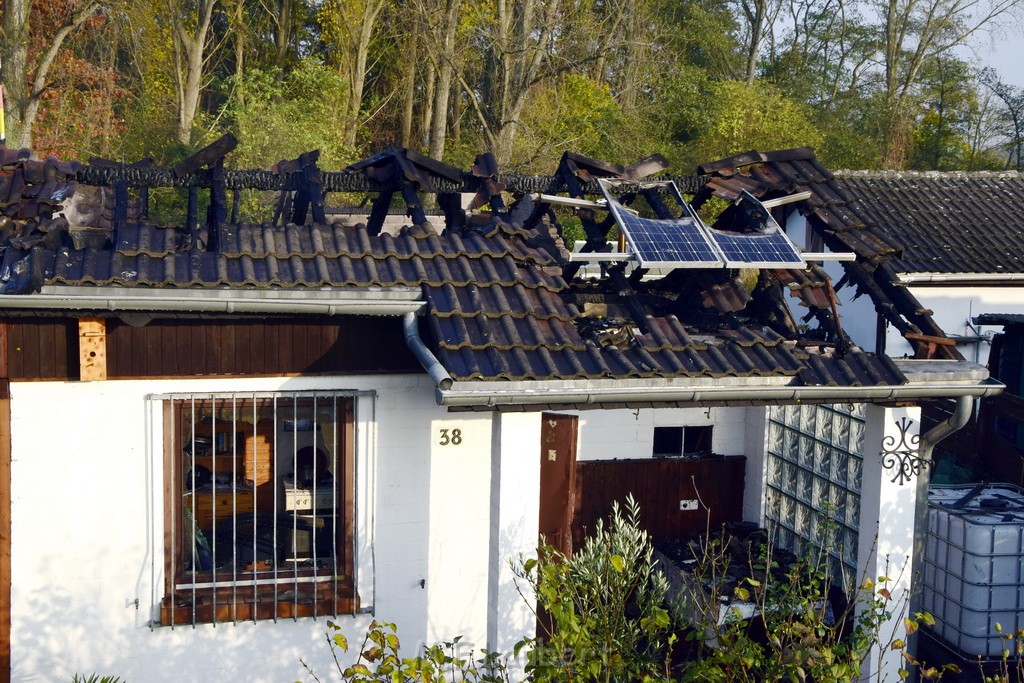 Feuer 1 brannten 3 Lauben Koeln Fuehlingen Kriegerhofstr P053.JPG - Miklos Laubert